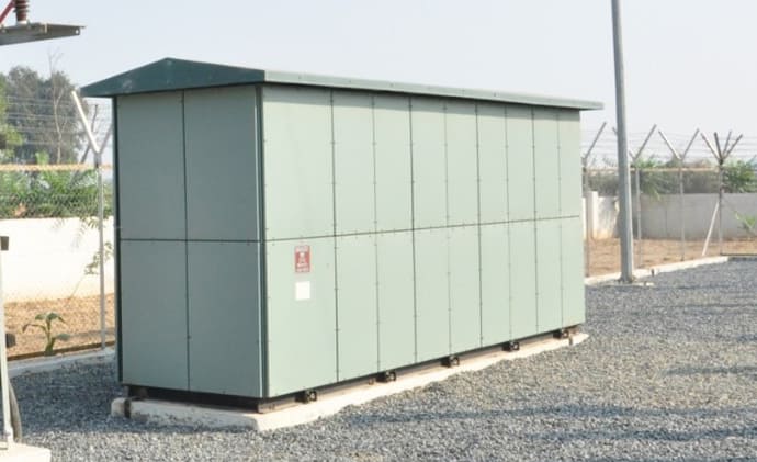 Outdoor capacitor banks